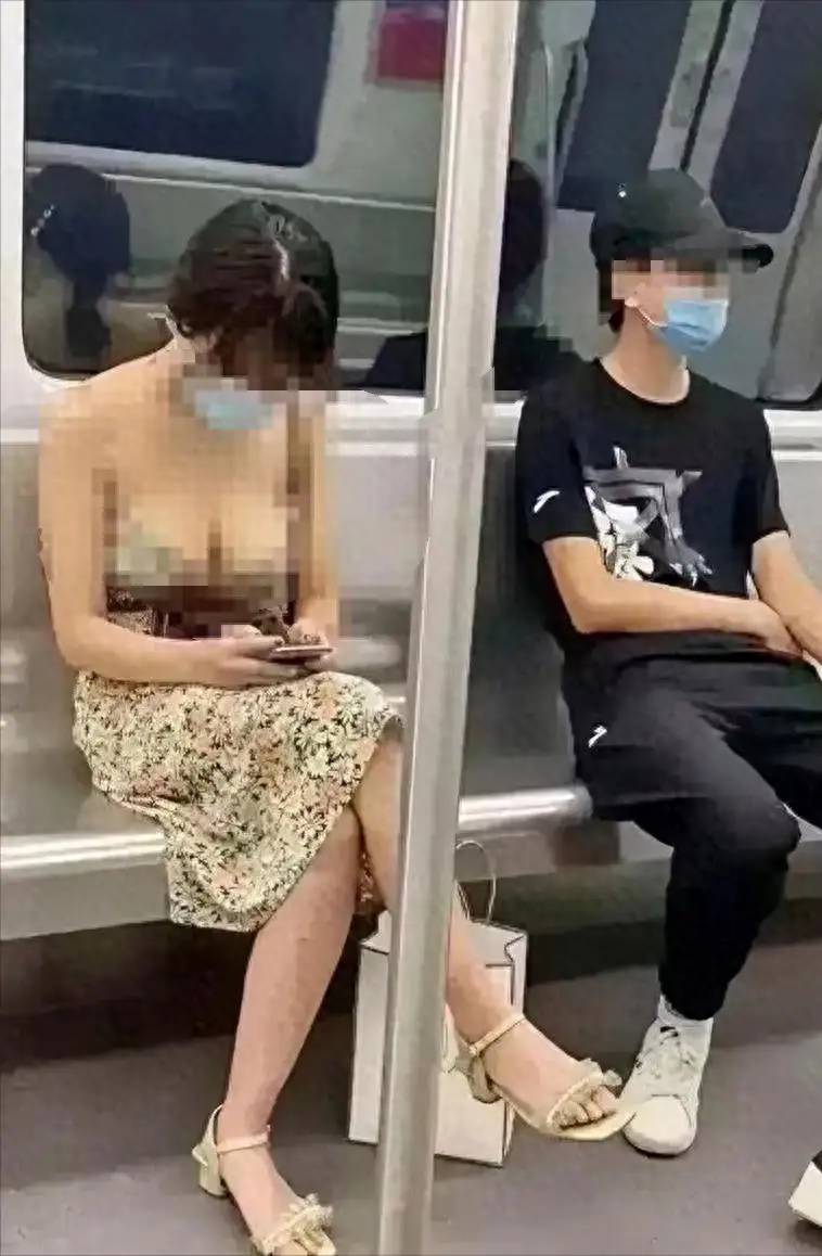 “沟”字衣女子乘坐地铁，引围观，旁人避之不及，网友：是怕被打