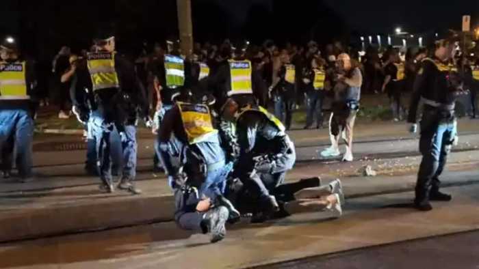 澳八大彻底乱了: 激烈对峙, 受死亡威胁! 警方冲进大学抓人, 驱逐学生