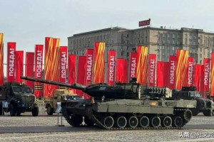 胜利日将至！豹2坦克进莫斯科展览，轮到西方装...