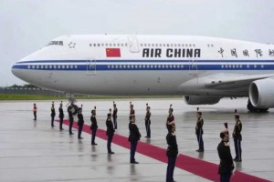 中方专机抵达，法国总理亲自接机，说完一句中文后，获得访华邀请